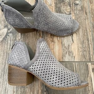 Nature Breeze faux suede light grey 8.5
